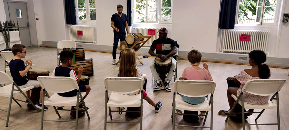 Cours de percussions pour les enfants dans la salle de Pontoise