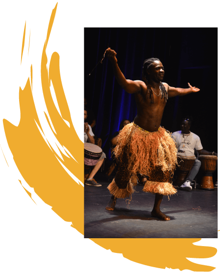 Pause finale du professeur danse africaine traditionnelle, devant les percussionnistes, sur la scène au gala de fin d'année